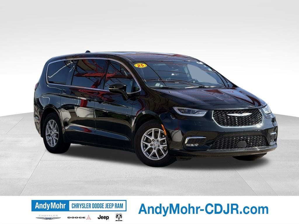 Used 2025 Chrysler Pacifica Select FWD image 1