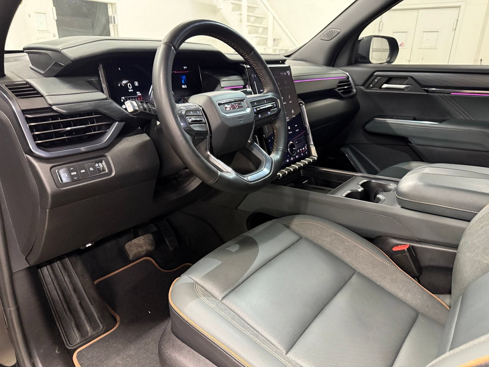 Used 2024 GMC Acadia AT4 w/ Luxury Package AWD/4WD image 17