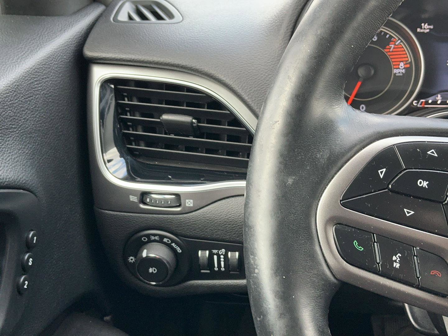 Used 2019 Jeep Cherokee Limited image 14