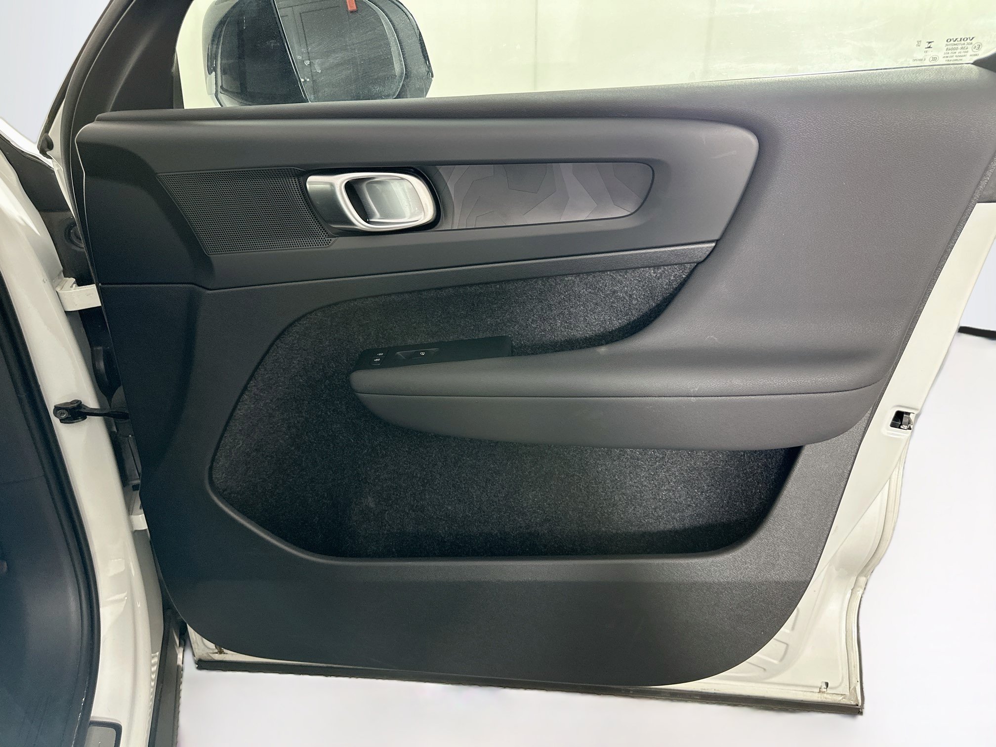 Used 2024 Volvo XC40 Recharge Plus w/ Protection Package Premier RWD image 32