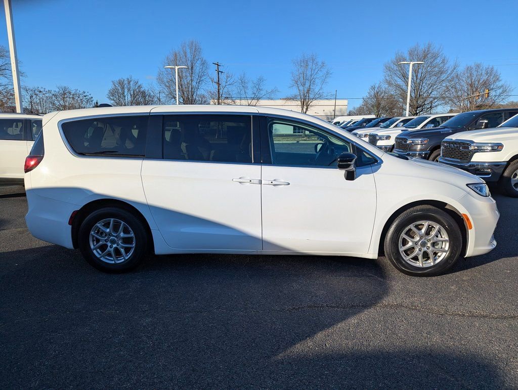 Used 2024 Chrysler Pacifica Touring-L image 9