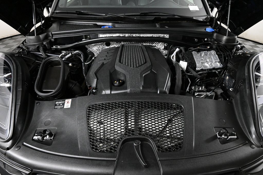 Used 2025 Porsche Macan image 36
