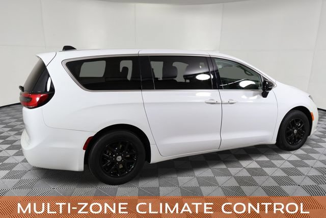 Used 2024 Chrysler Pacifica Touring-L FWD image 5