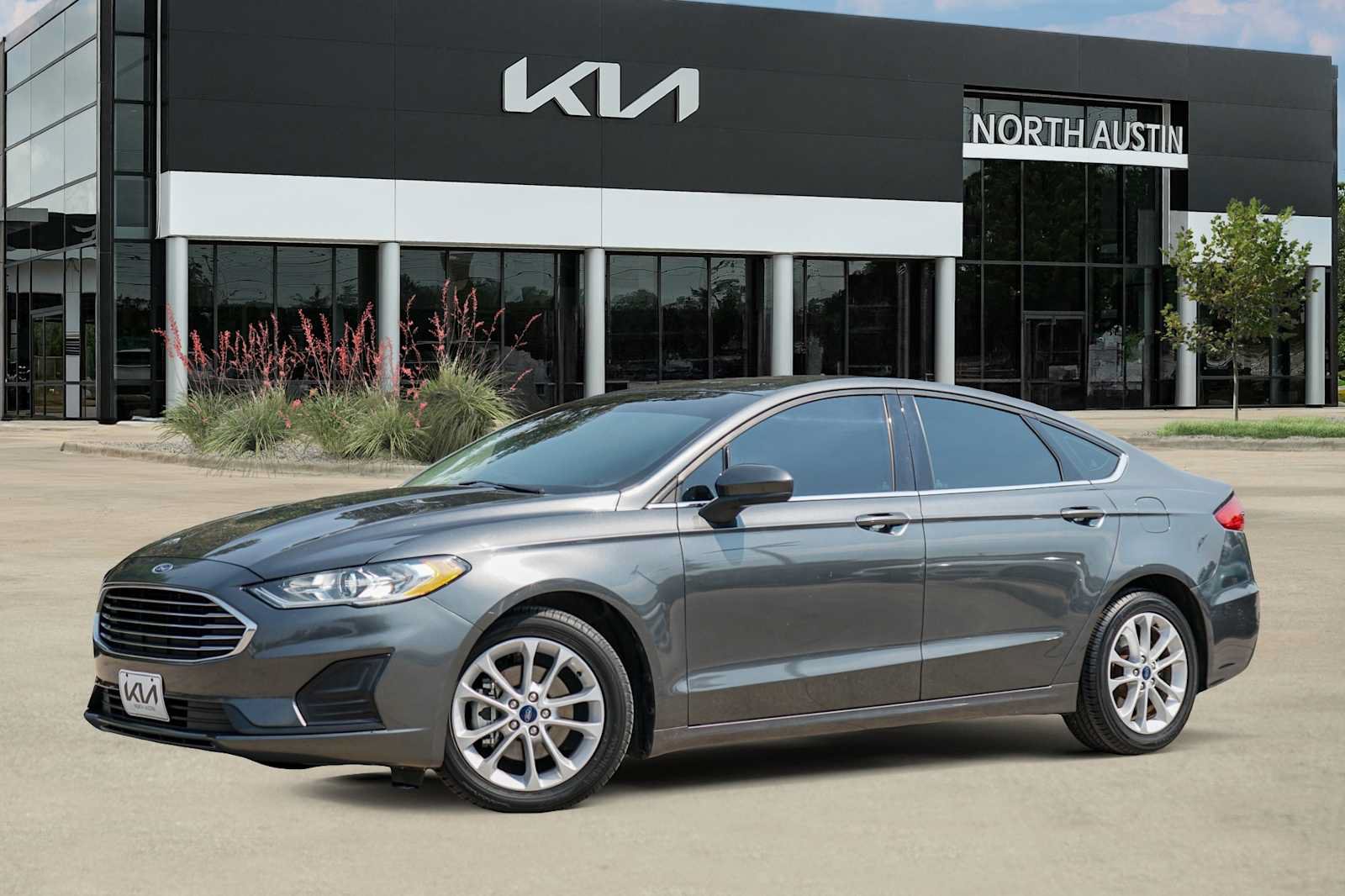 Used 2020 Ford Fusion SE FWD image 1