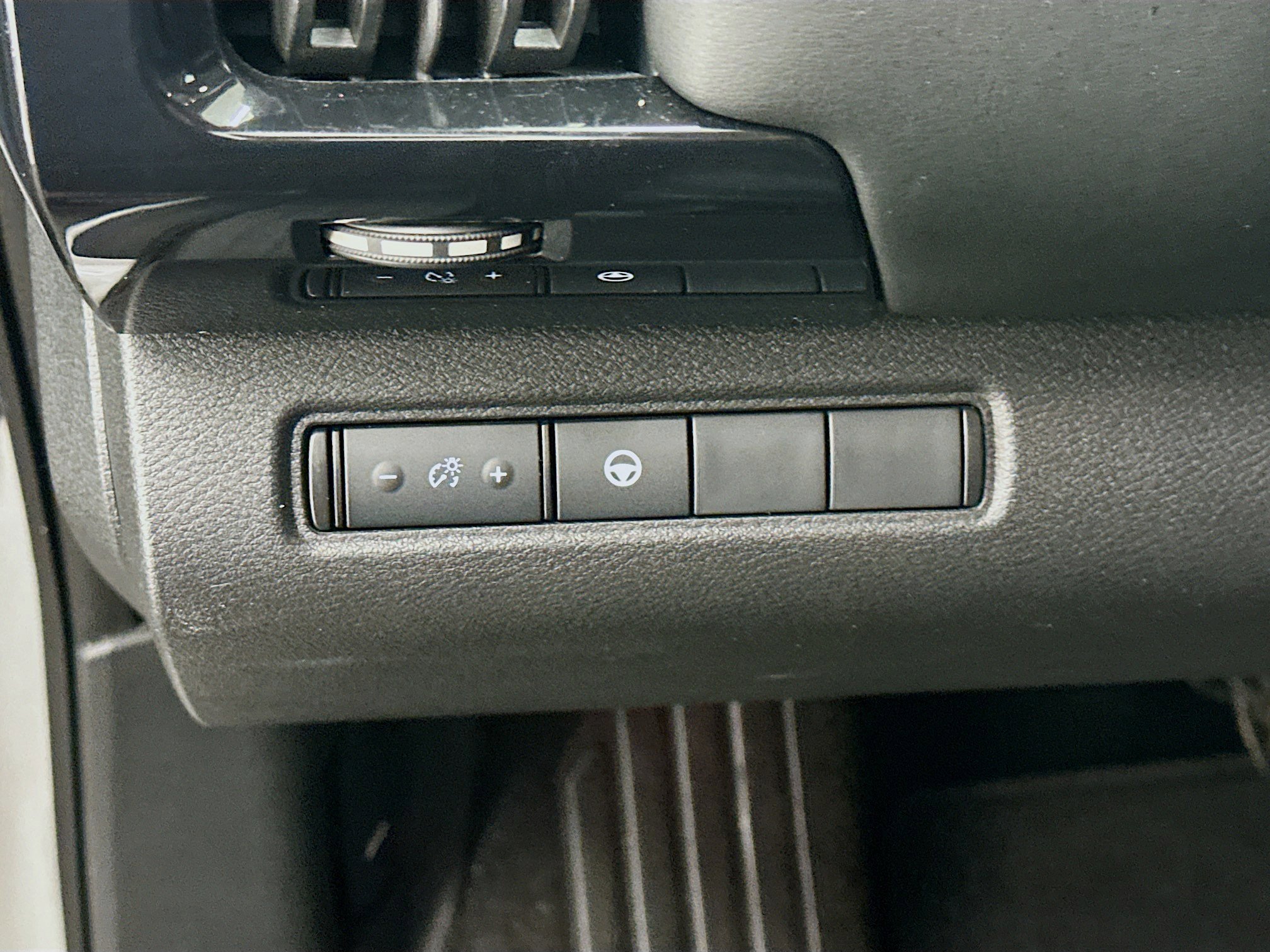 Used 2024 Nissan Pathfinder SV image 17