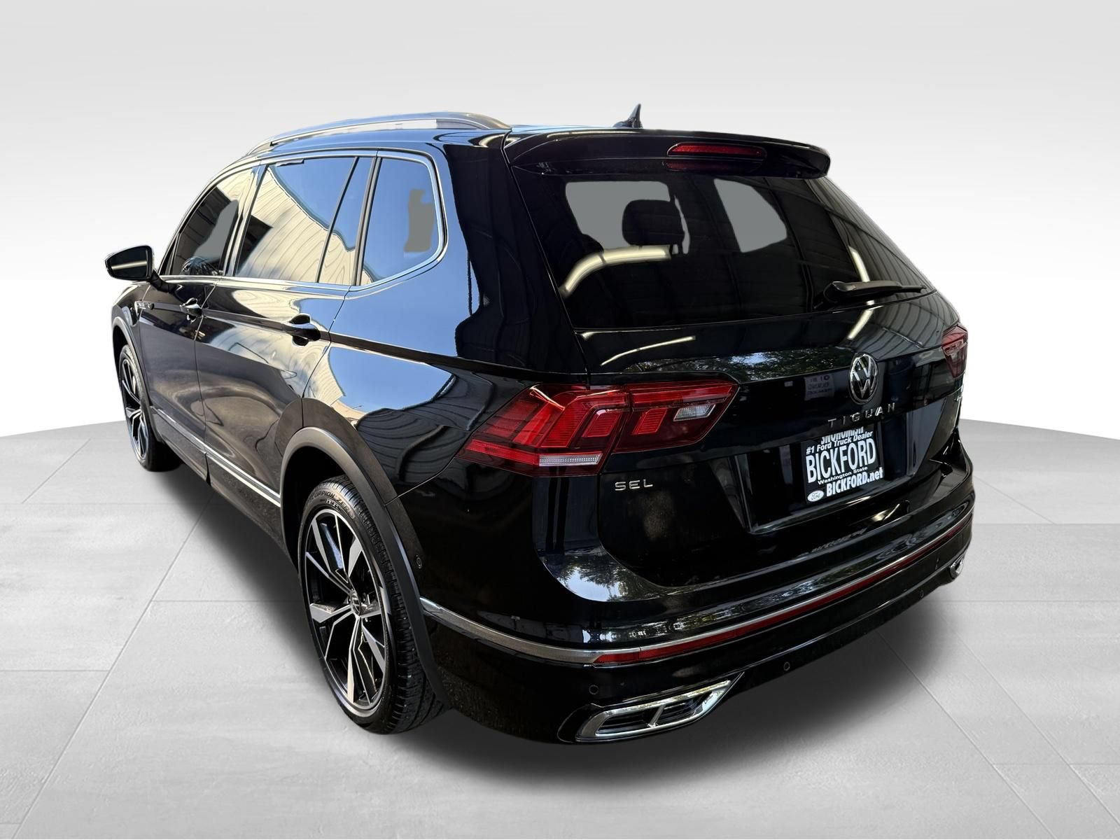 Used 2024 Volkswagen Tiguan SEL R-Line AWD/4WD image 8