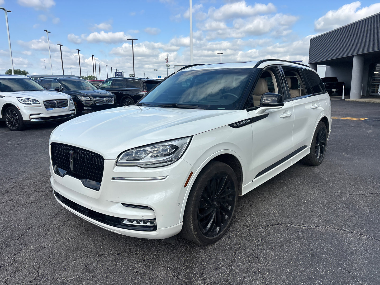 Used 2023 Lincoln Aviator Reserve w/ Equipment Group 201A AWD/4WD image 3