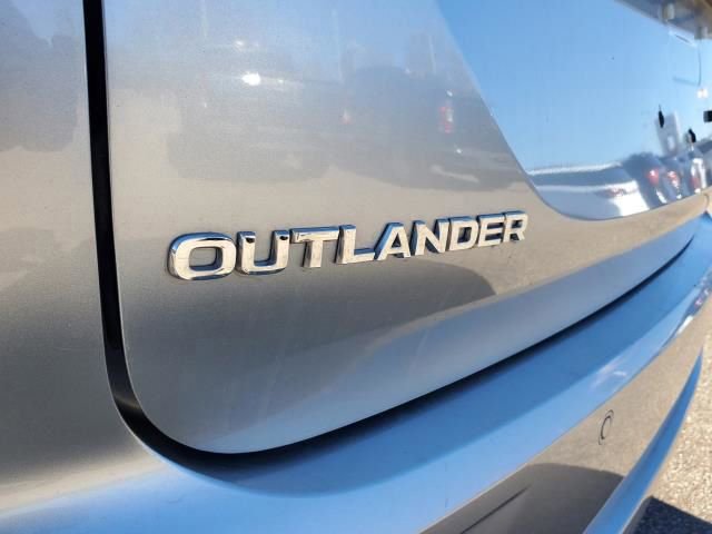 Used 2023 Mitsubishi Outlander SE image 16
