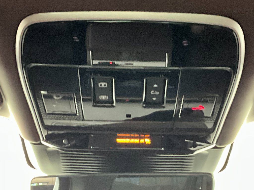 Used 2025 Land Rover Range Rover Long Wheelbase Autobiography image 13