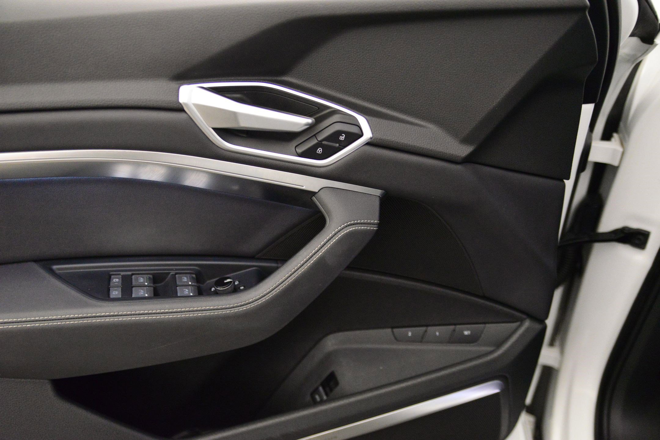 Used 2020 Audi e-tron Premium Plus image 9