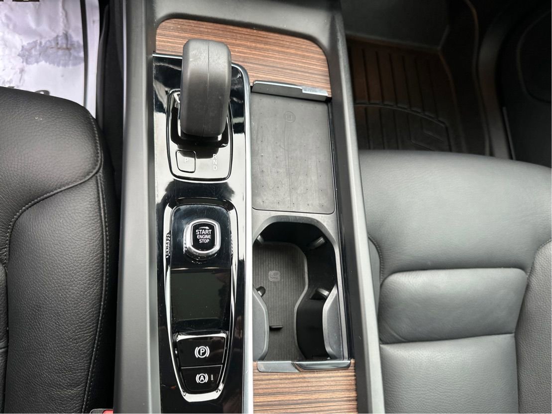 Used 2022 Volvo XC60 B5 Momentum w/ Climate Package image 17