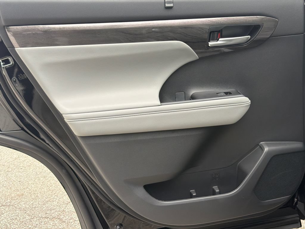 New 2026 Toyota Highlander Platinum AWD/4WD image 19