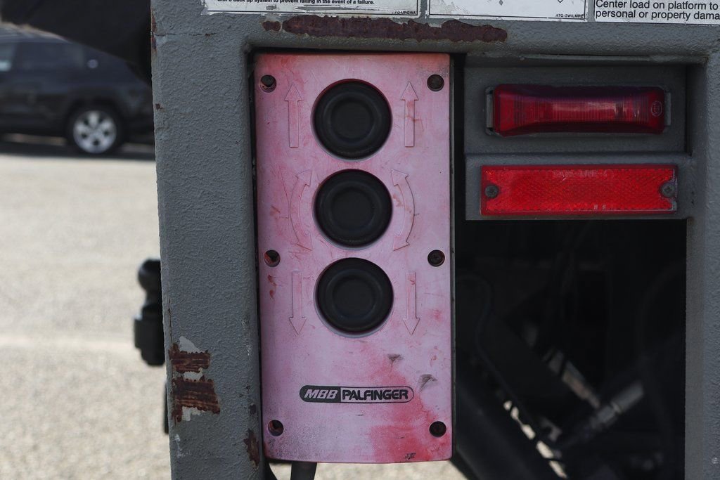 Used 2011 Ford F550 2WD Crew Cab Super Duty w/ Payload Upgrade Pkg image 12