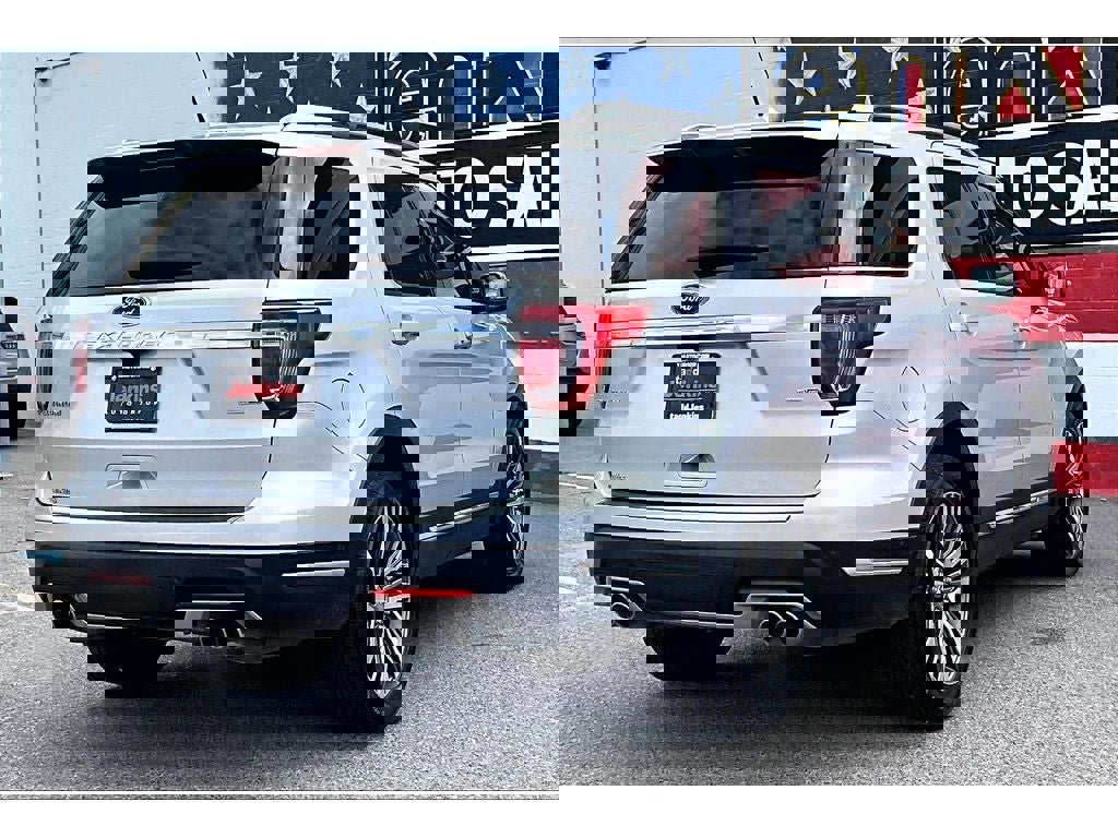 Used 2018 Ford Explorer Platinum AWD/4WD image 2