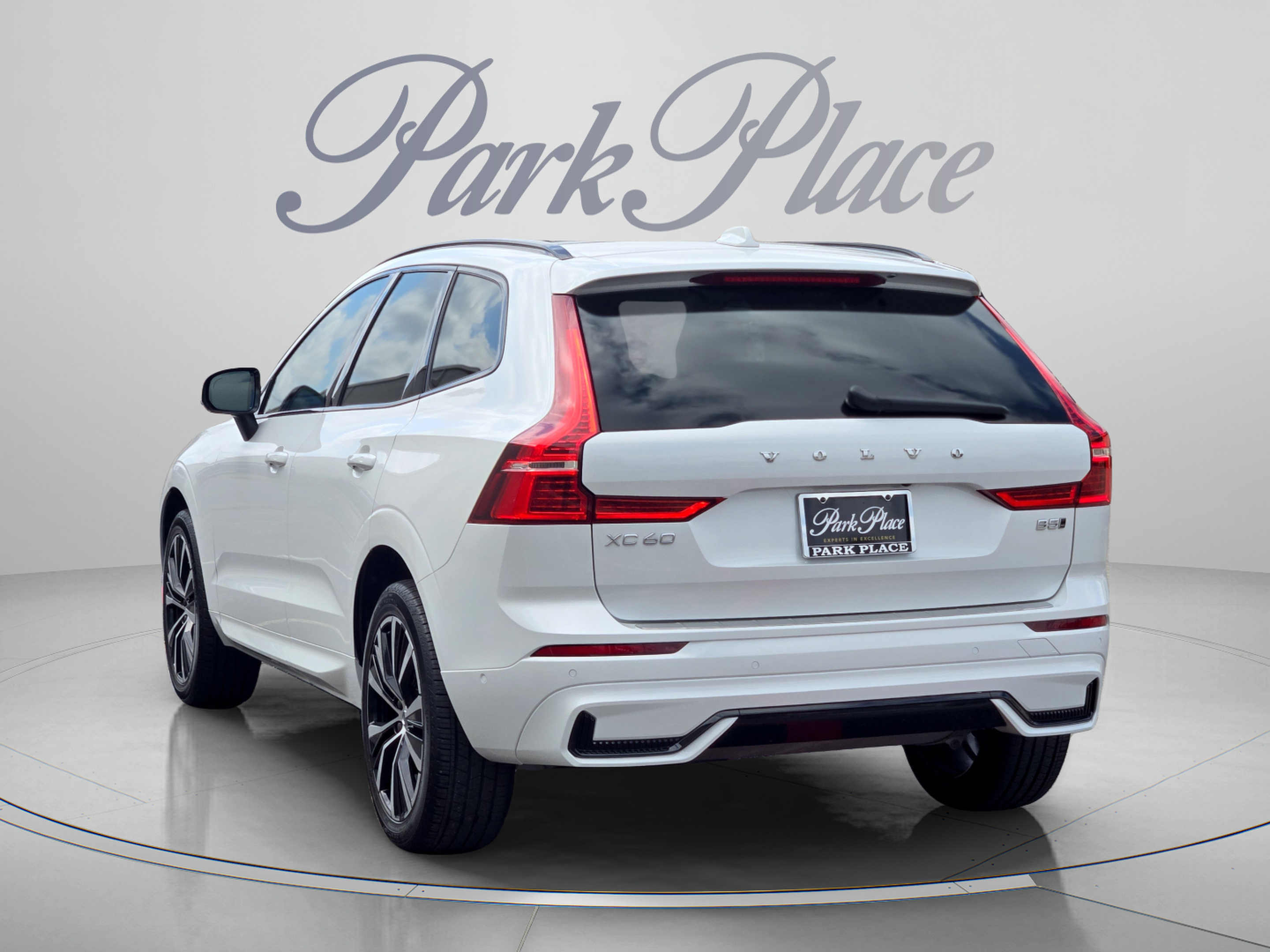 Used 2024 Volvo XC60 B5 Plus w/ Protection Package Premier AWD/4WD image 3