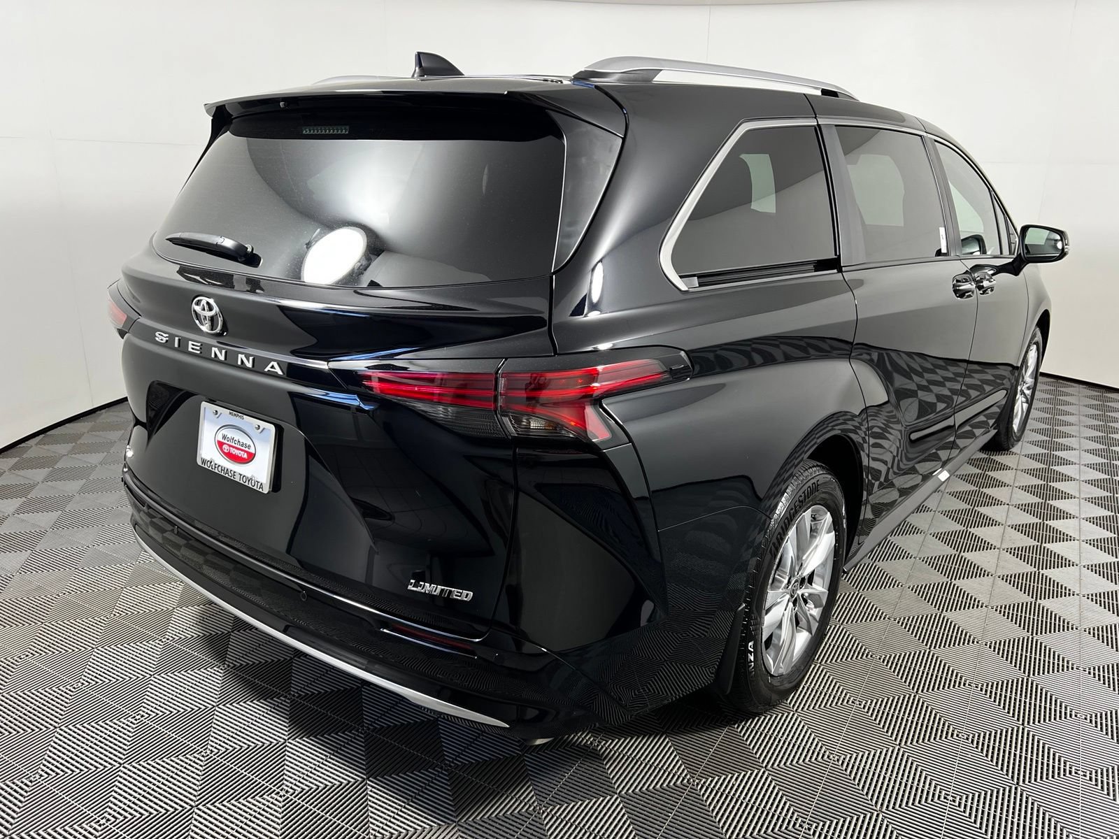 Used 2026 Toyota Sienna Limited FWD image 5