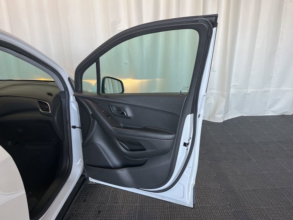 Used 2022 Chevrolet Trax LT w/ LT Convenience Package image 17