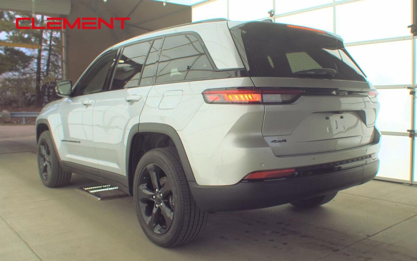 Used 2023 Jeep Grand Cherokee Altitude image 9