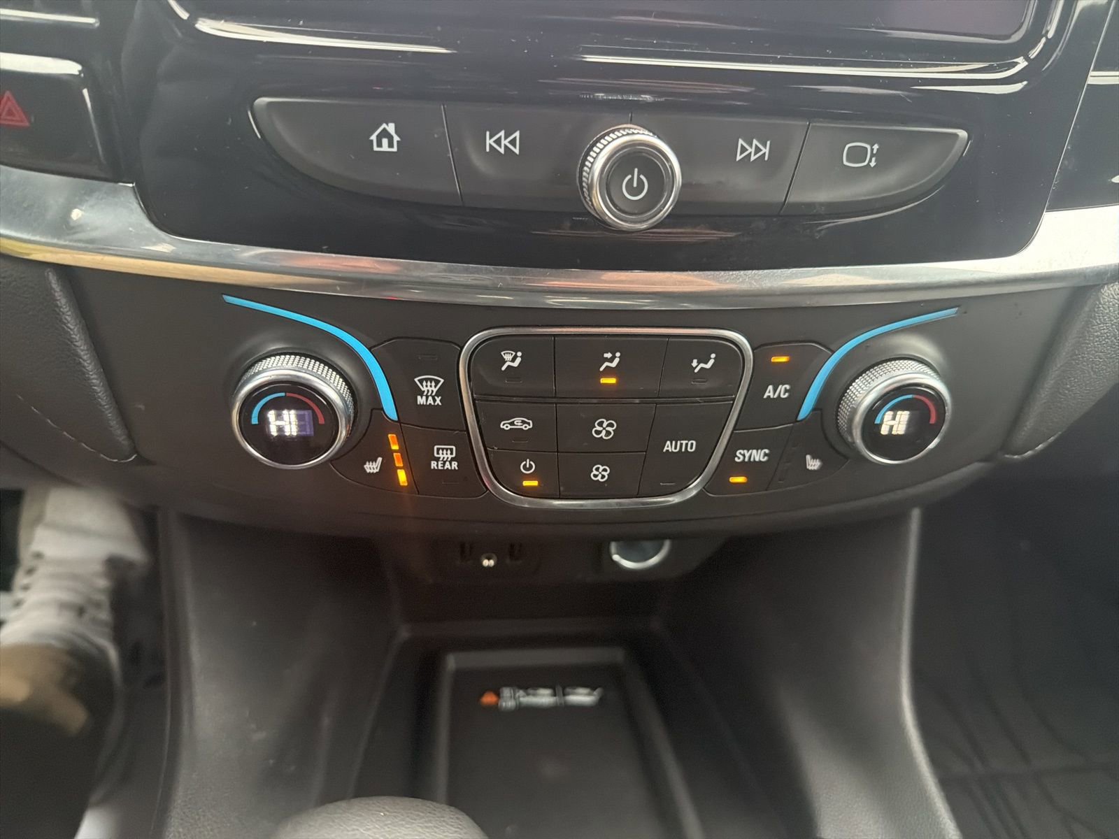 Used 2023 Chevrolet Traverse LT w/ Midnight/Sport Edition image 15