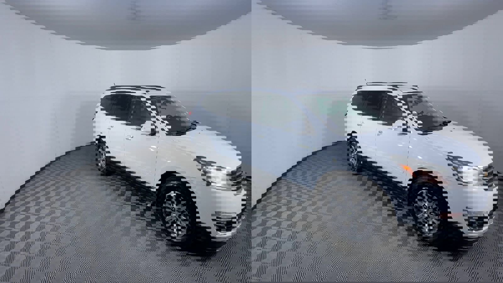 Used 2016 Chevrolet Traverse LT image 2