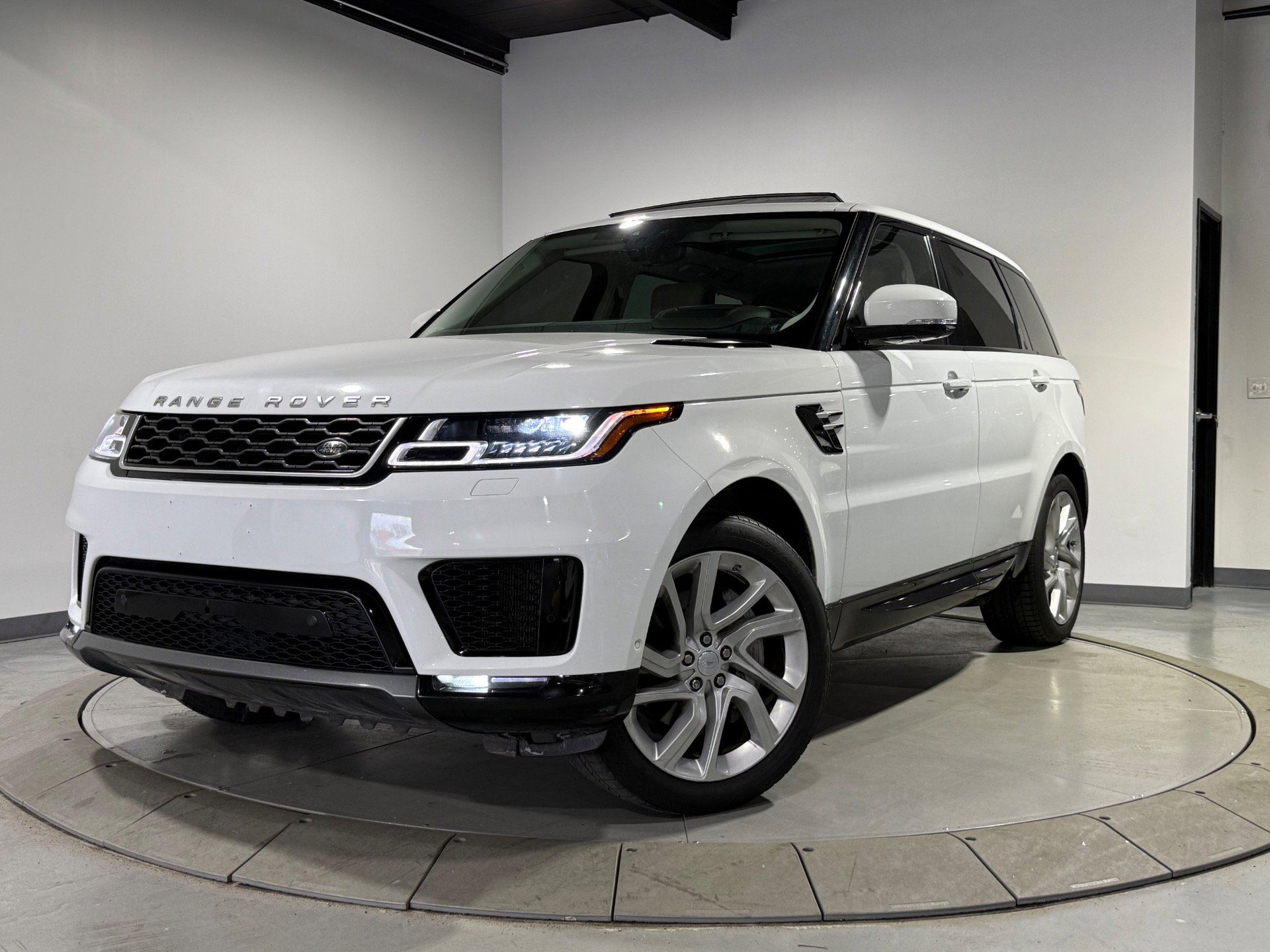Used 2018 Land Rover Range Rover Sport HSE AWD/4WD image 1