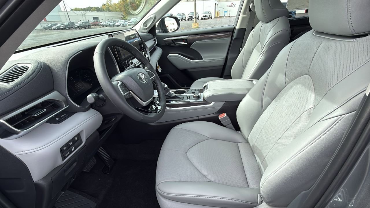 New 2026 Toyota Highlander Limited image 29