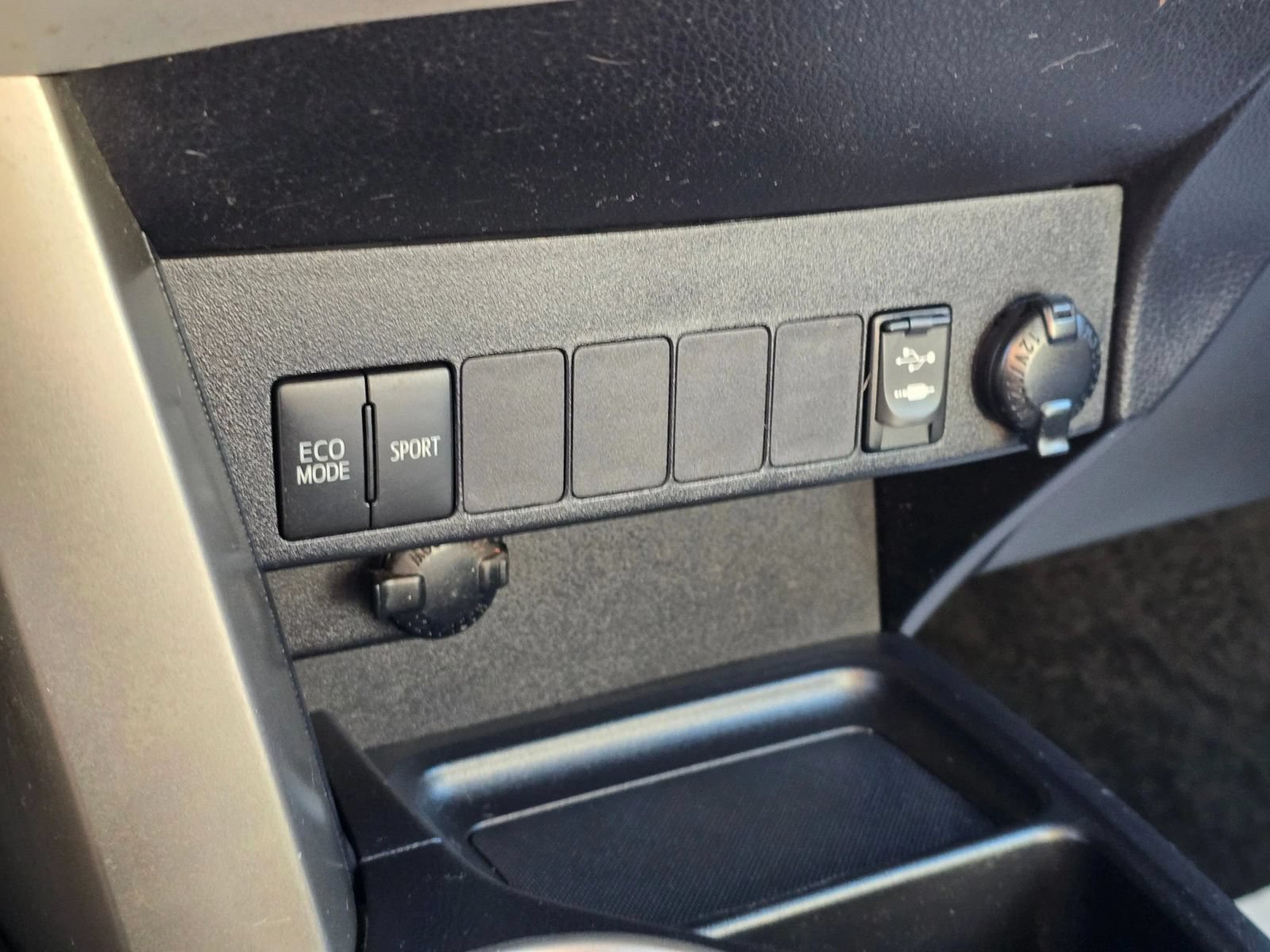 Used 2013 Toyota RAV4 XLE AWD/4WD image 32