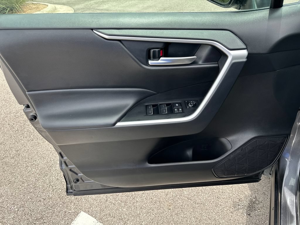 Used 2025 Toyota RAV4 XLE FWD image 17