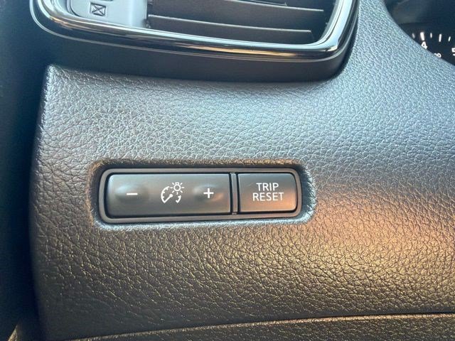 Used 2017 Nissan Rogue SV w/ SV Premium Package AWD/4WD image 28