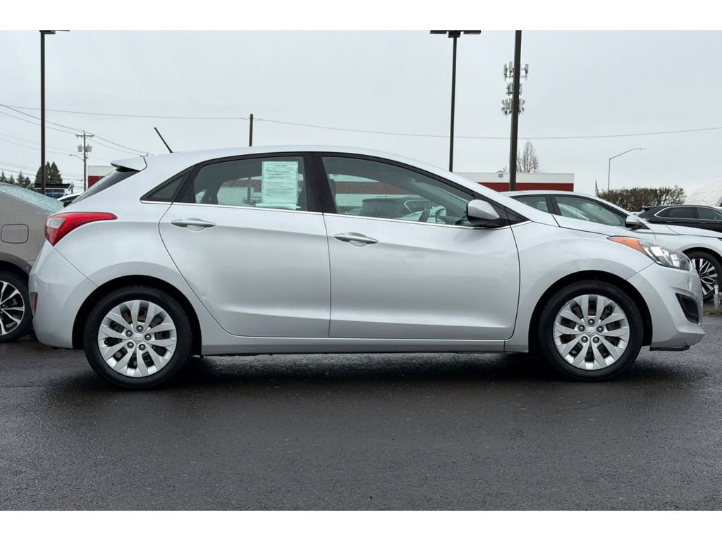 Used 2017 Hyundai Elantra GT image 3