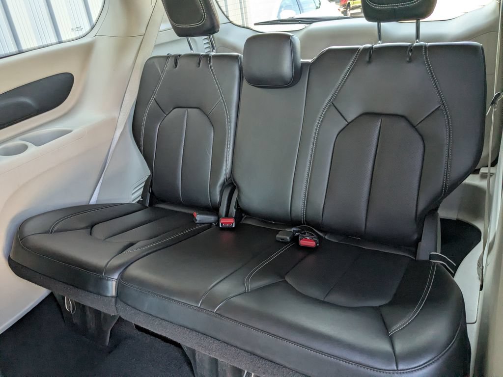 Used 2023 Chrysler Pacifica Touring-L FWD image 31
