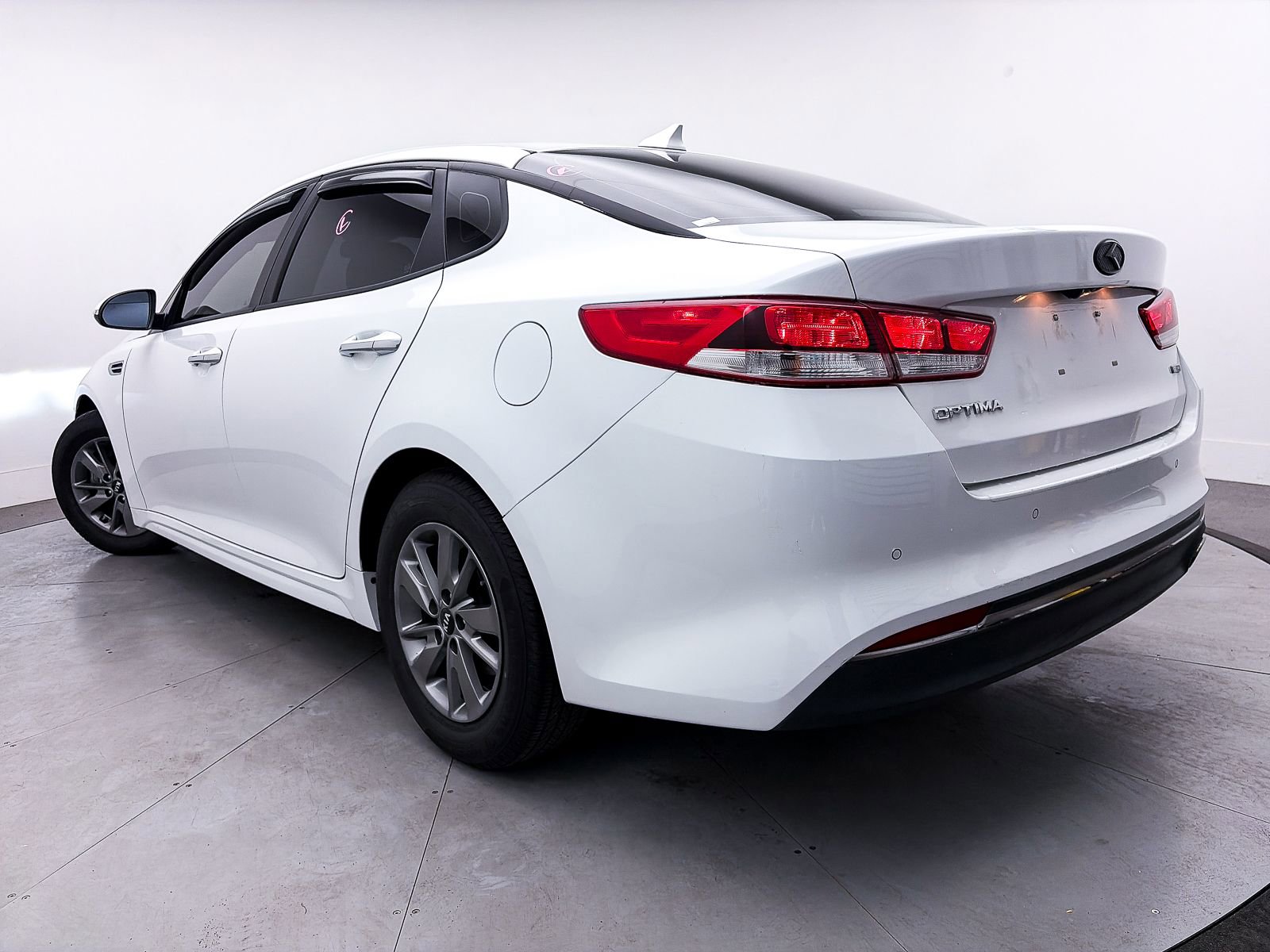 Used 2018 Kia Optima LX image 2