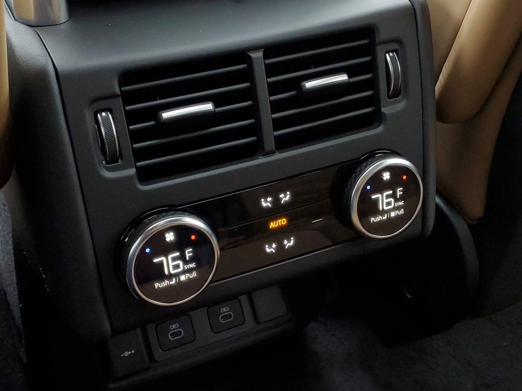 New 2026 Land Rover Discovery Dynamic SE image 28