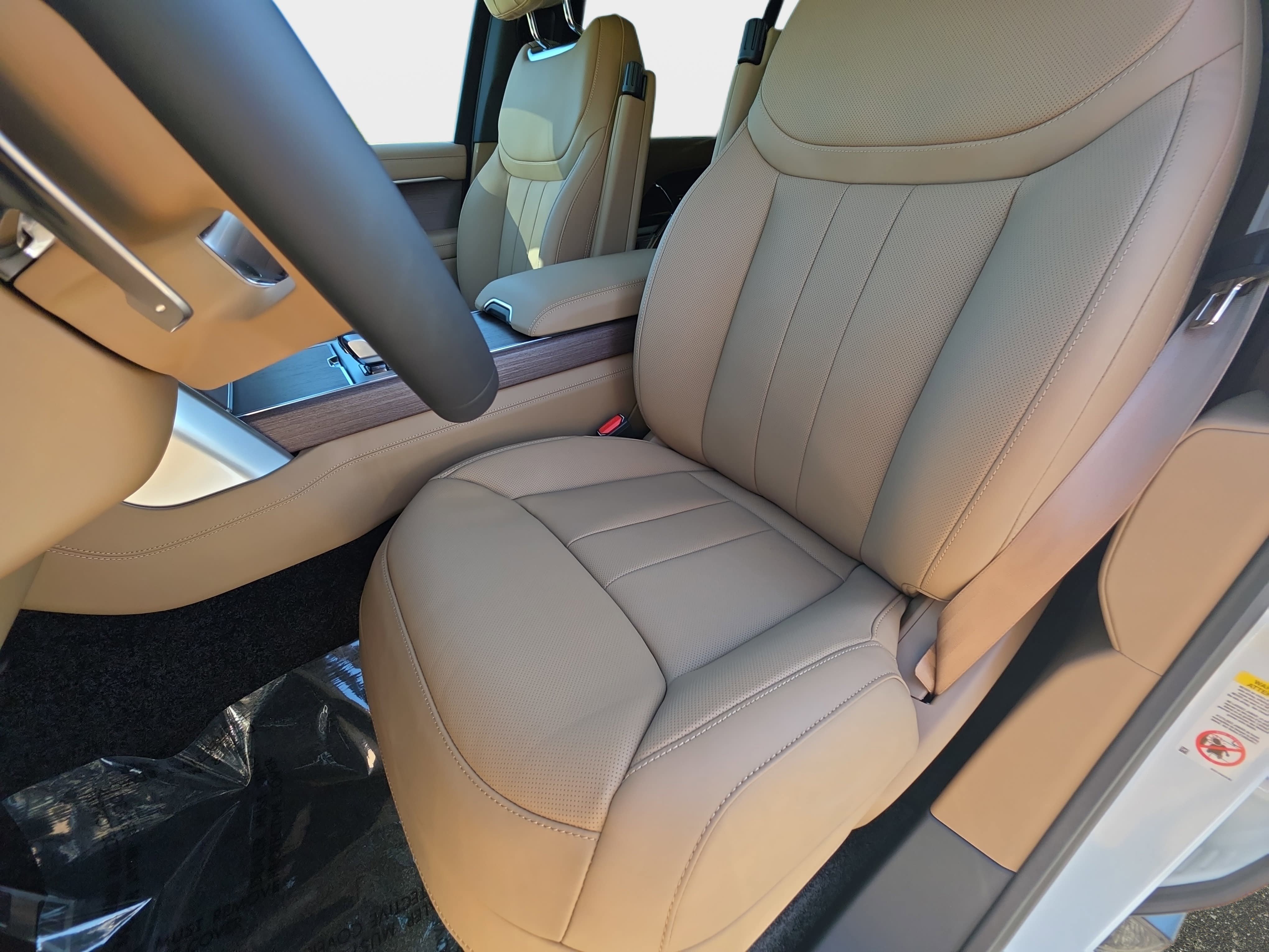 New 2026 Land Rover Range Rover Long Wheelbase SE AWD/4WD image 17