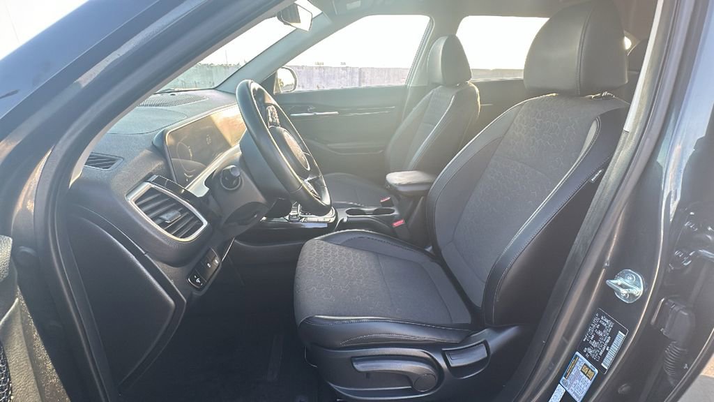 Used 2025 Kia Seltos S FWD image 4
