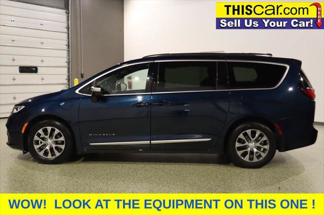 Used 2025 Chrysler Pacifica Pinnacle FWD image 5