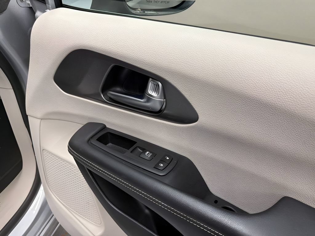 Used 2023 Chrysler Pacifica Touring-L FWD image 28