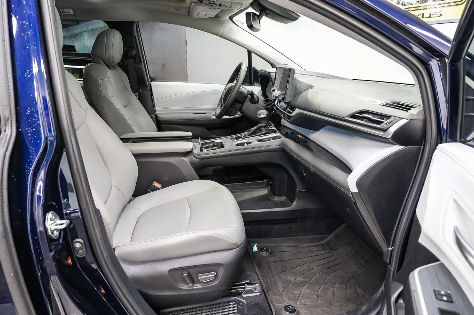 Used 2026 Toyota Sienna XLE FWD image 17
