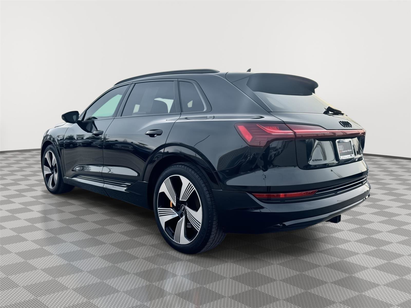 Used 2022 Audi e-tron Premium Plus image 7