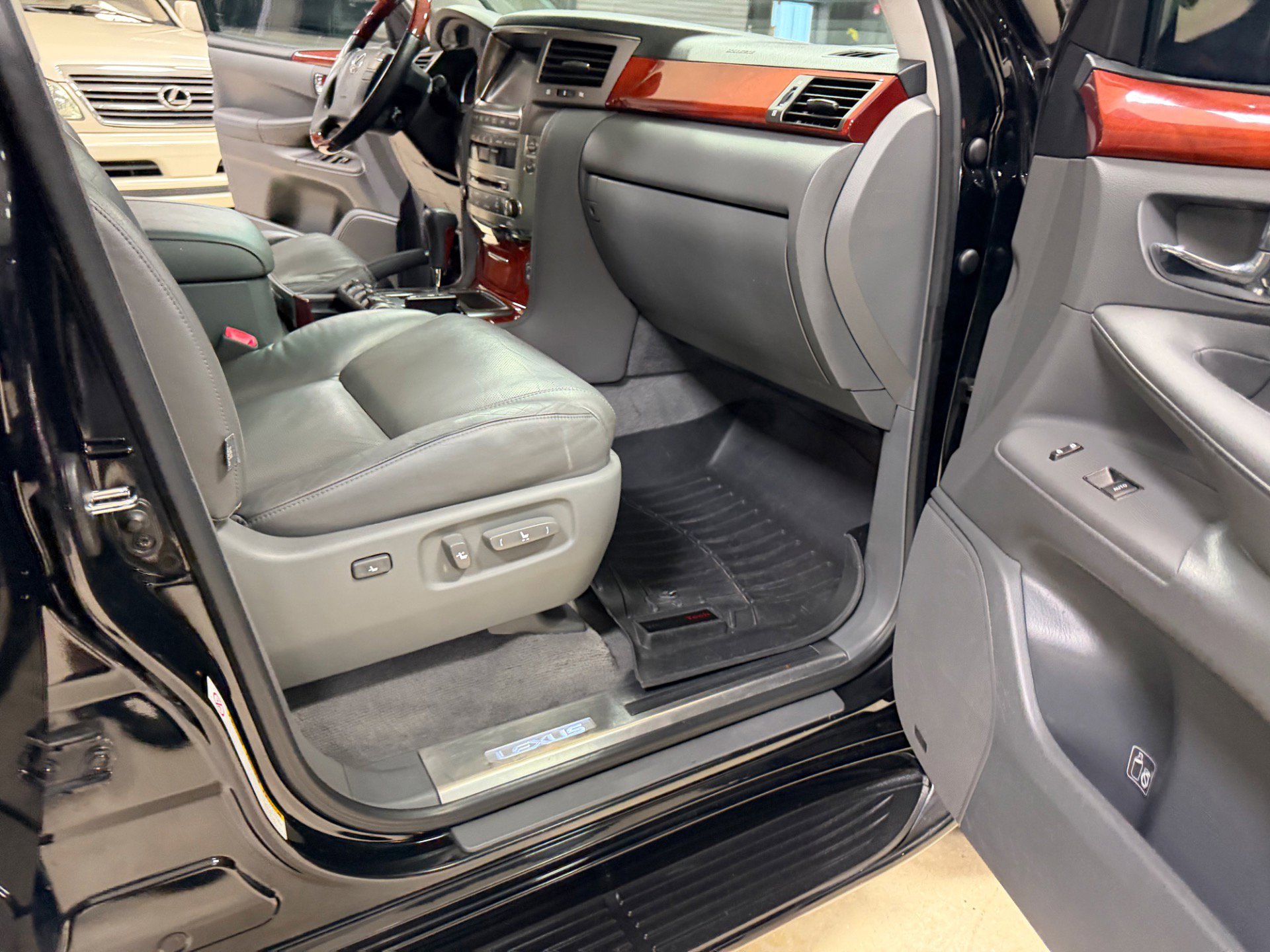 Used 2010 Lexus LX 570 4WD image 25