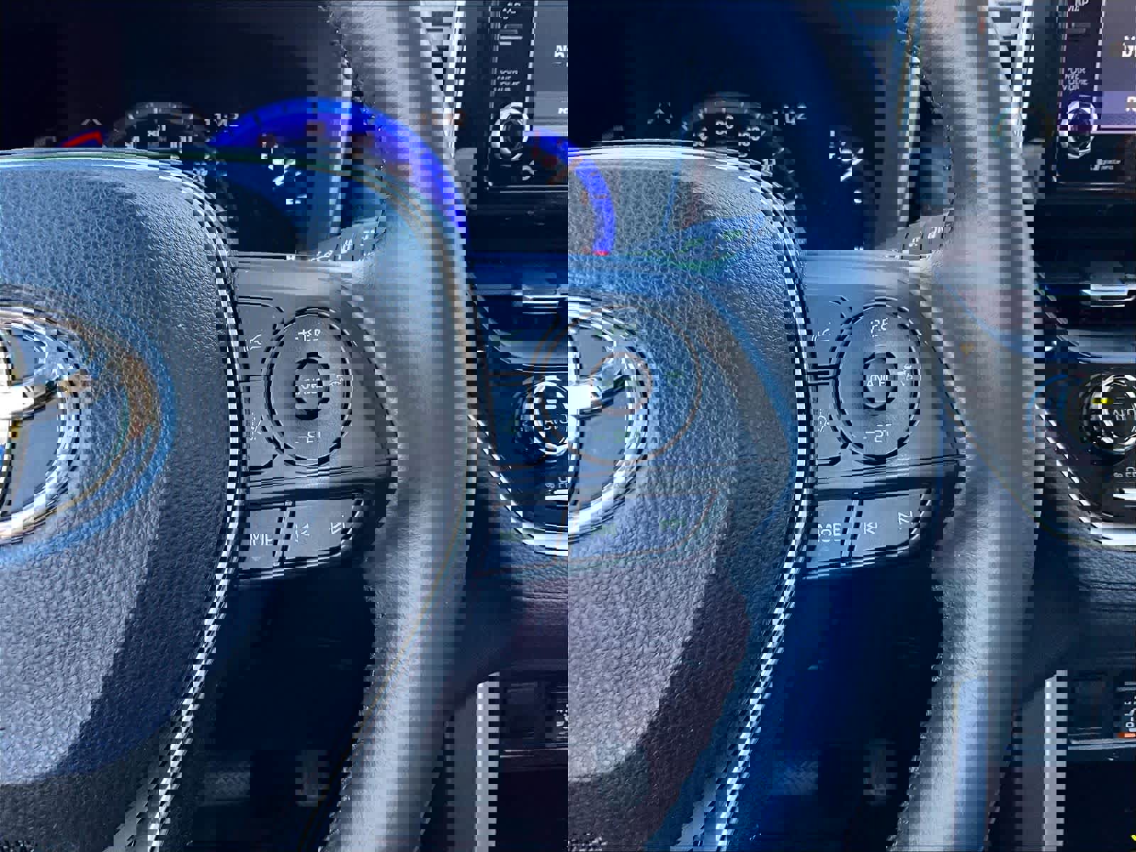 Used 2022 Toyota Corolla Cross XLE w/ Convenience Package image 24