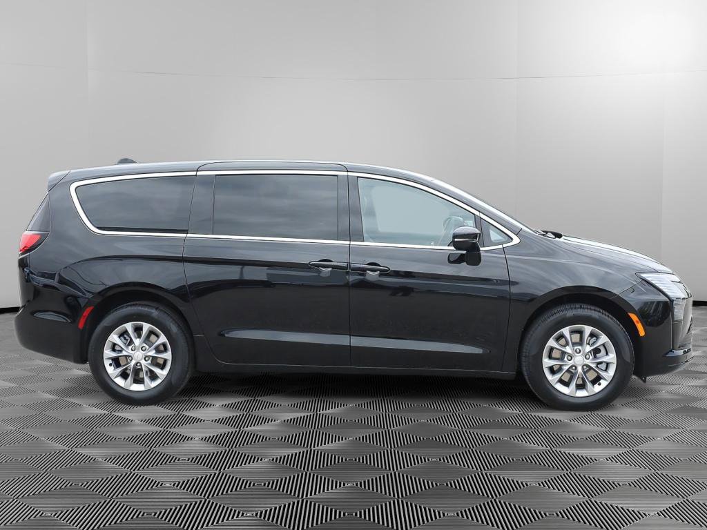 New 2027 Chrysler Pacifica Select AWD/4WD image 7