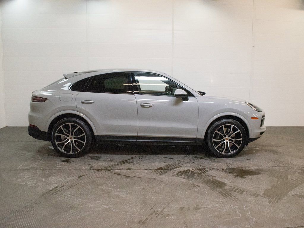 Certified 2023 Porsche Cayenne Platinum Edition image 9