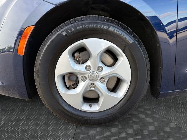 Used 2017 Chrysler Pacifica Touring-L Plus FWD image 13