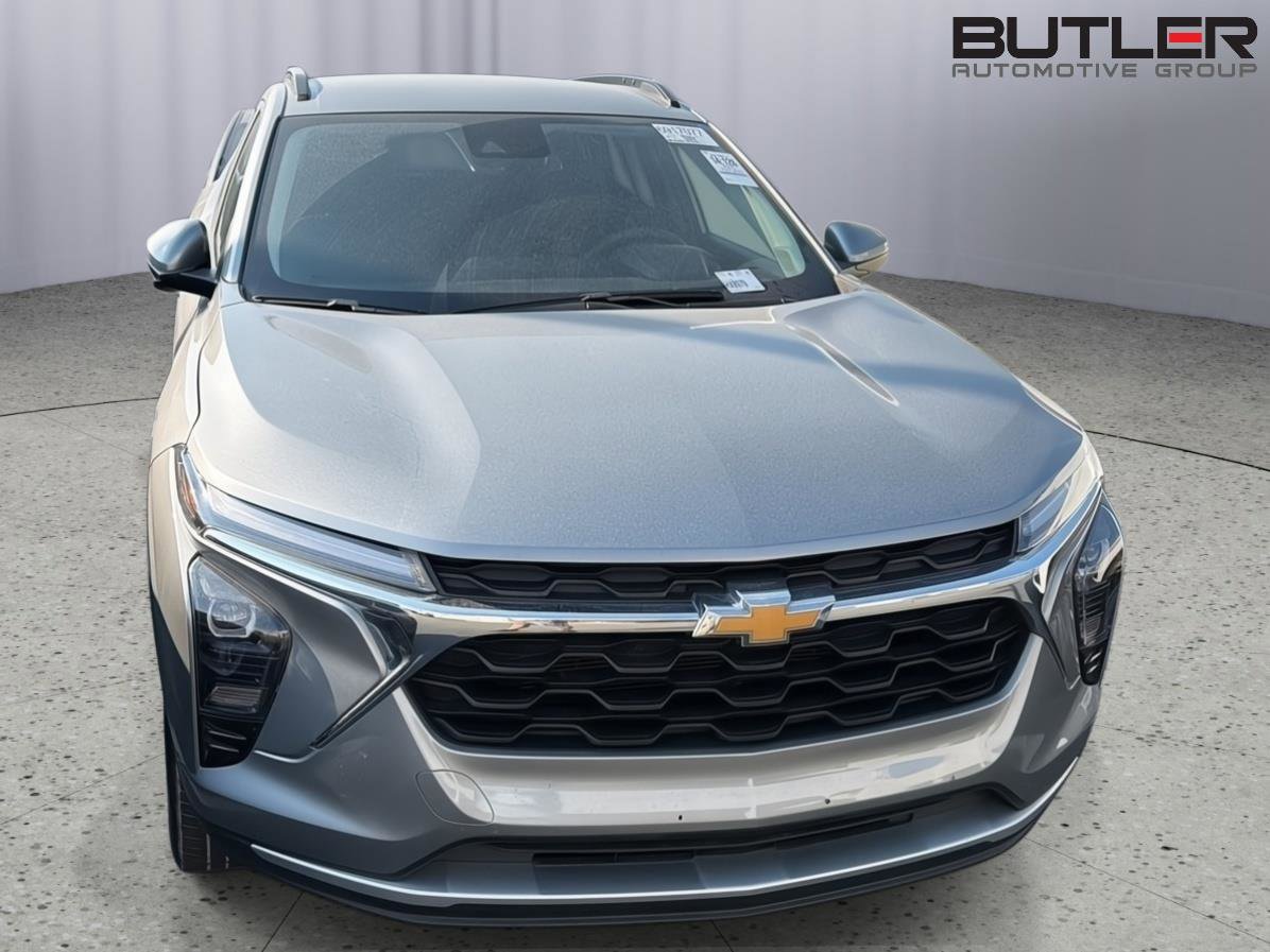 Used 2025 Chevrolet Trax LT FWD image 5