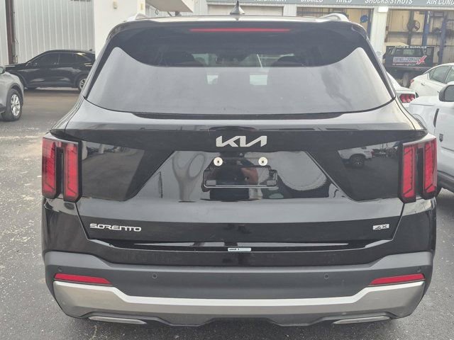 Used 2024 Kia Sorento S image 4
