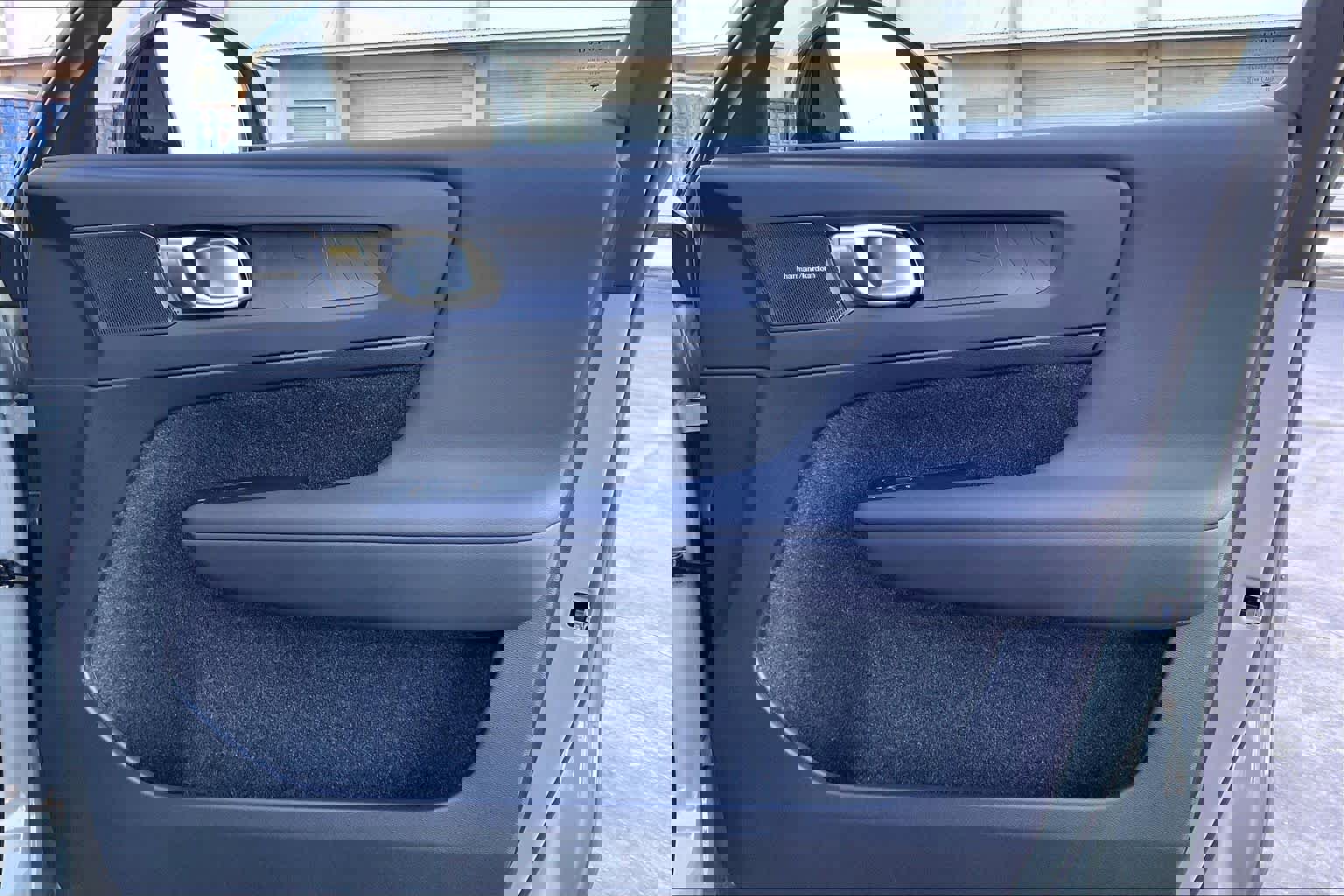 Used 2023 Volvo C40 P8 Recharge Ultimate image 27