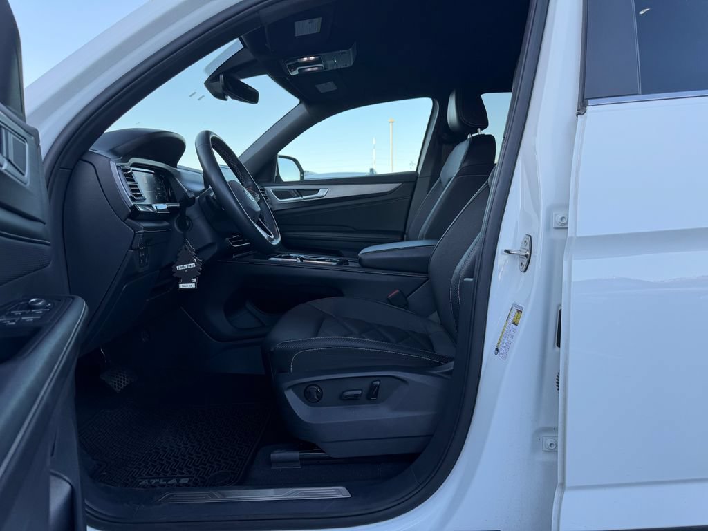 Used 2024 Volkswagen Atlas Cross Sport SE AWD/4WD image 4