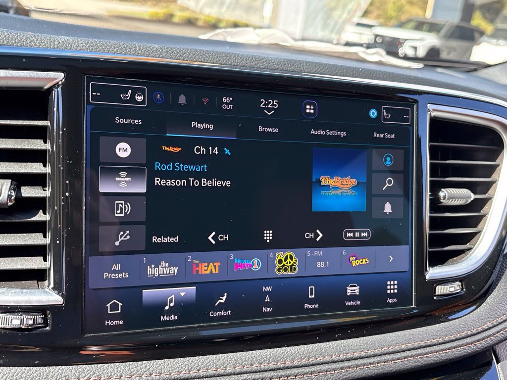 Used 2025 Chrysler Pacifica Pinnacle FWD image 16