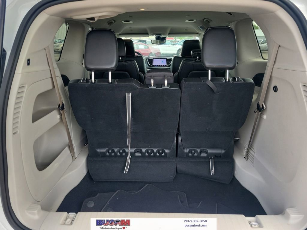 Used 2023 Chrysler Pacifica Touring-L FWD image 6